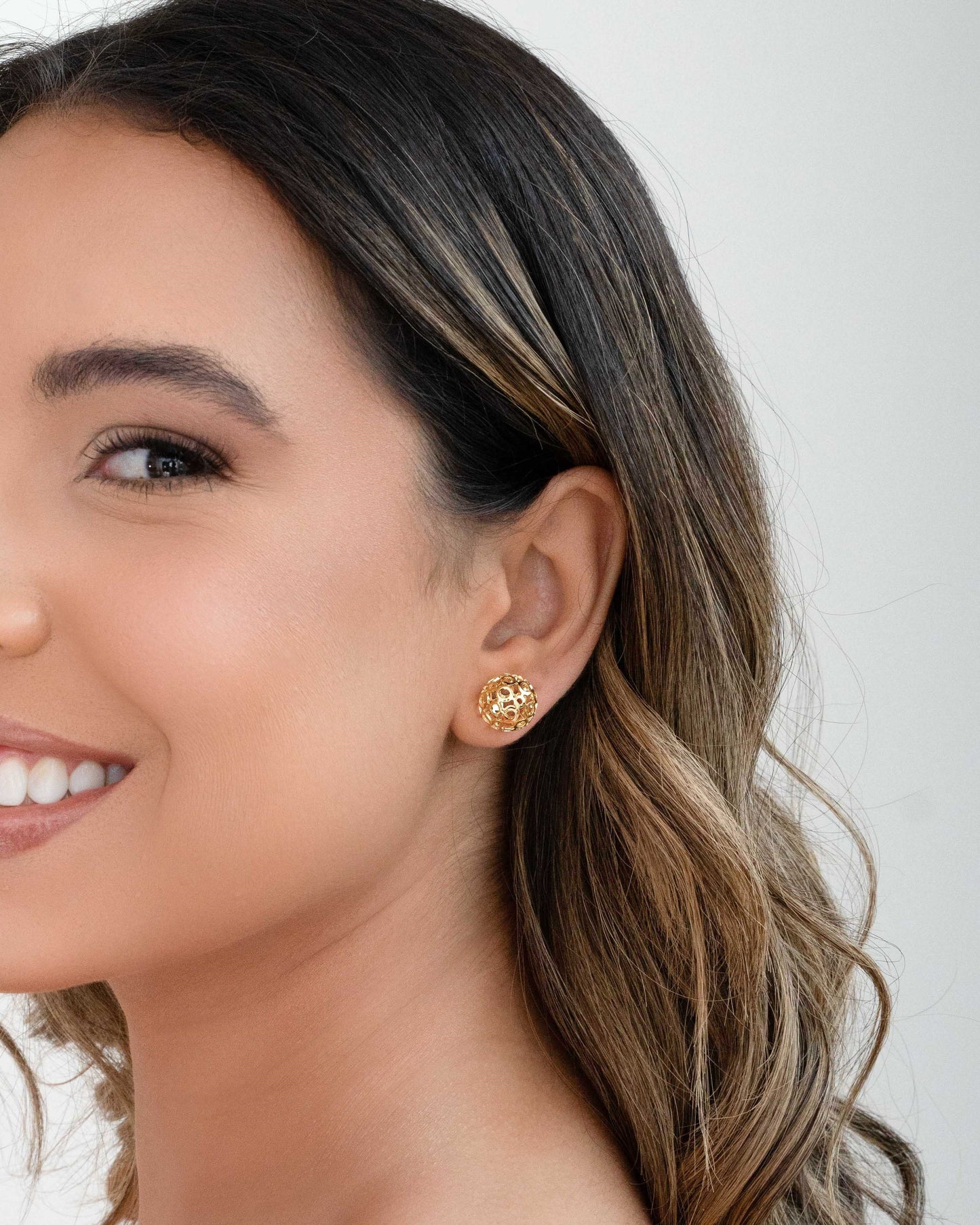 Solara | Boucles d'oreilles à tige en or 18 carats avec boule creuse